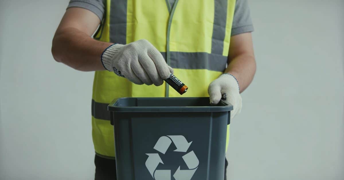Agent de tri deposant batteries lithium dans conteneur