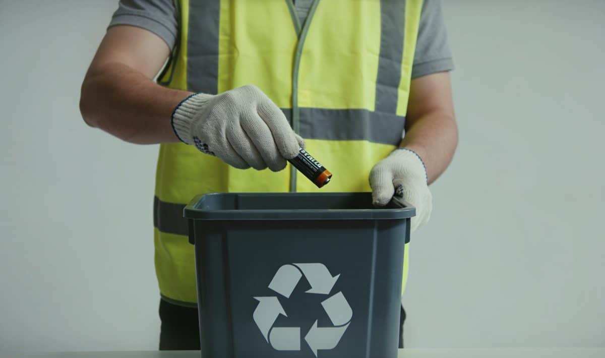 Agent de tri deposant batteries lithium dans conteneur