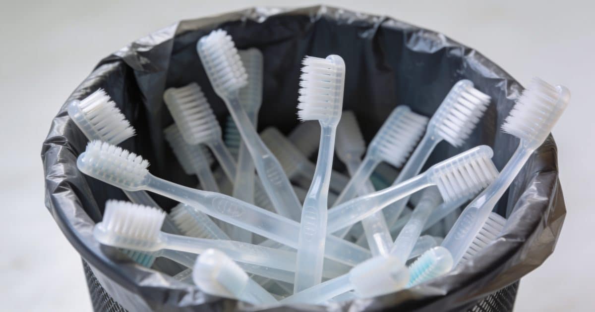 Bac de tri rempli de brosses a dents en plastique