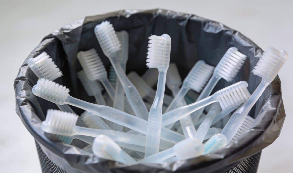 Bac de tri rempli de brosses a dents en plastique