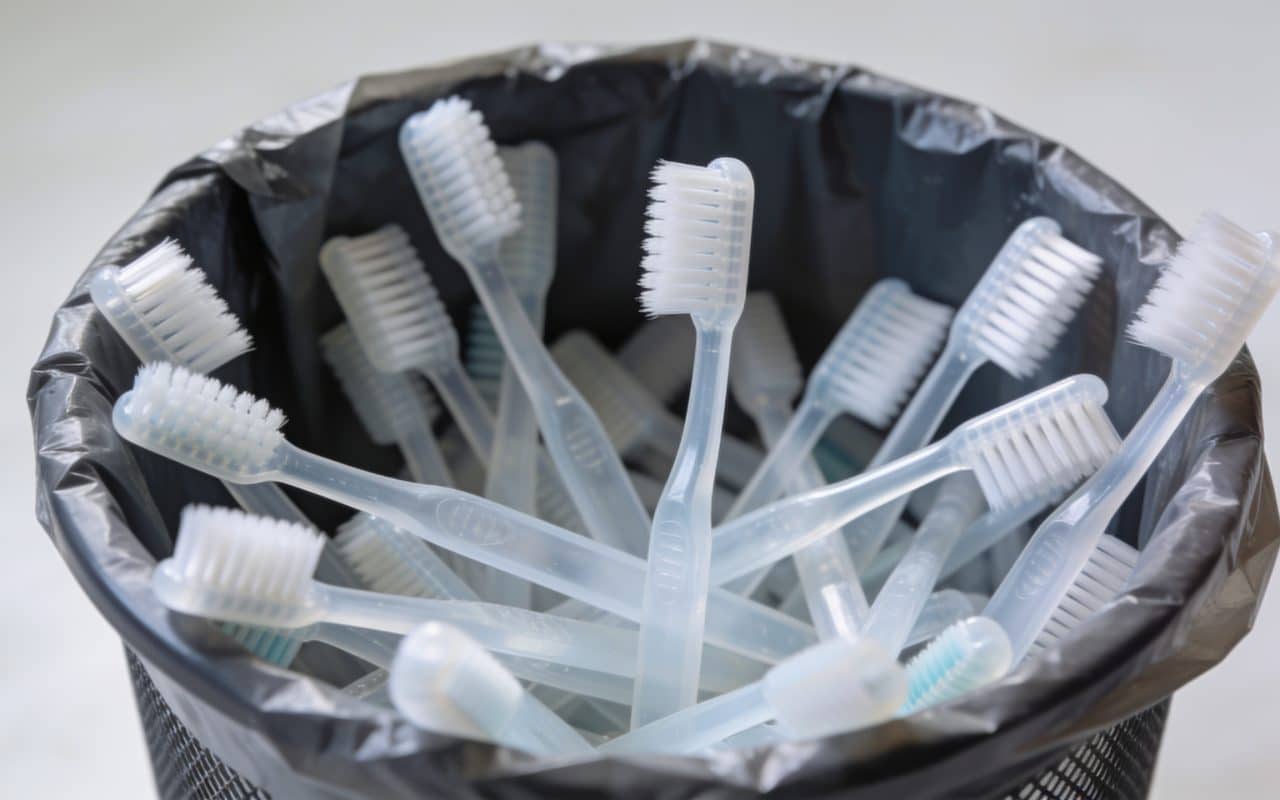 Bac de tri rempli de brosses a dents en plastique