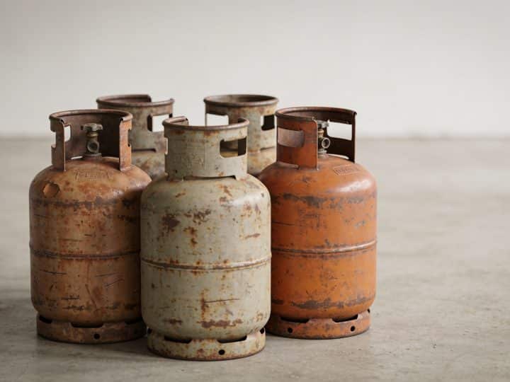 Rang de bouteilles de gaz vides rouillees
