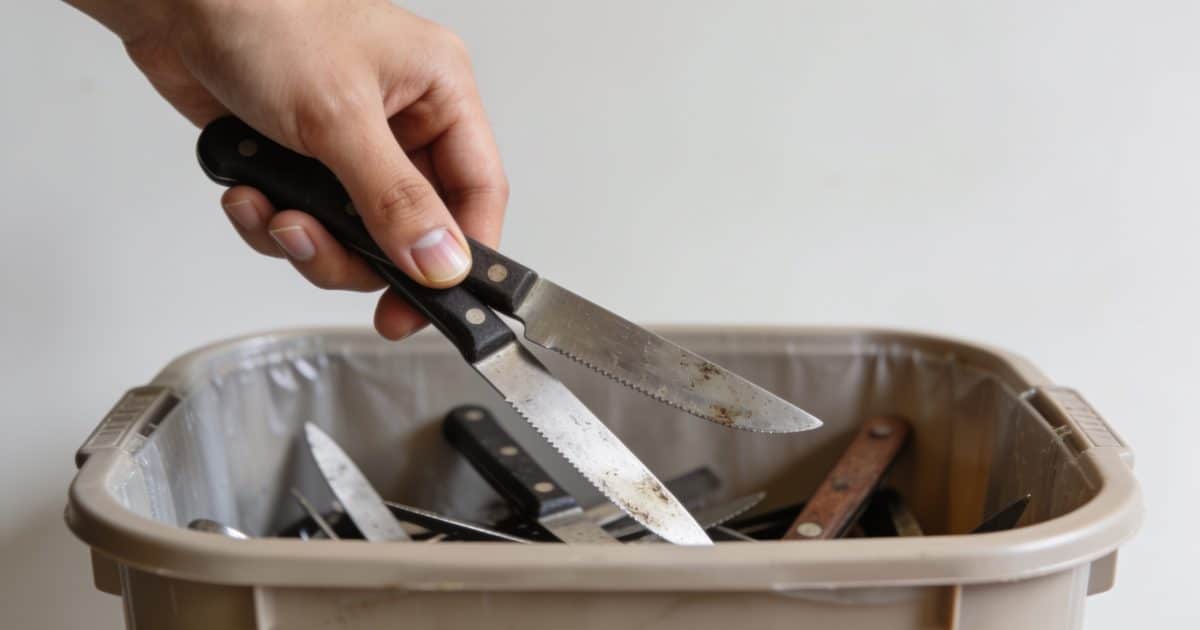 Personne deposant des couteaux uses dans conteneur dechet