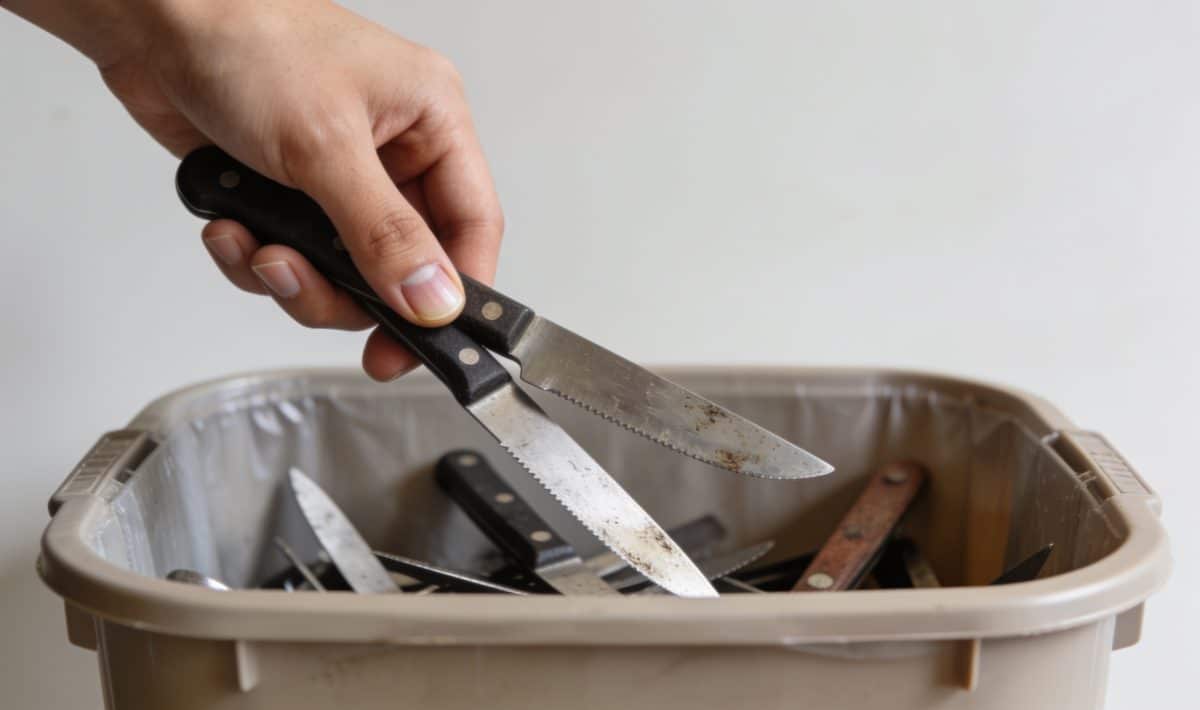 Personne deposant des couteaux uses dans conteneur dechet