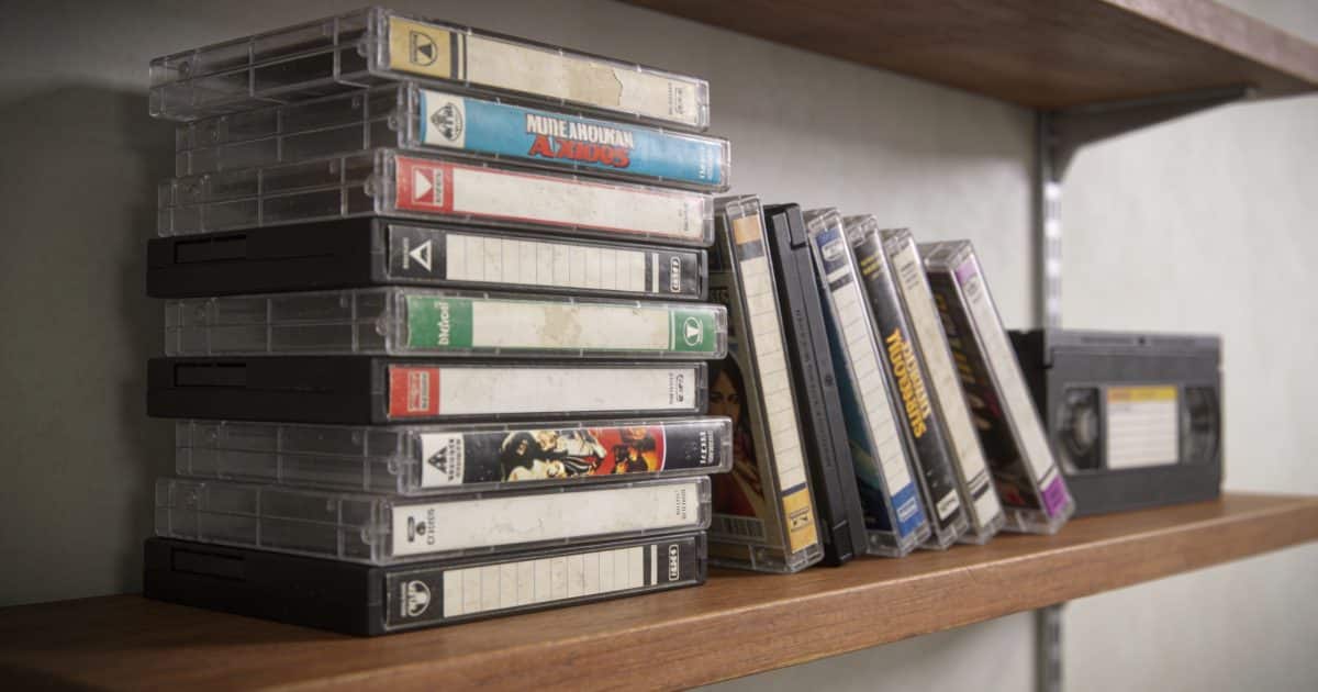 Vieille collection de cassettes vhs empilees sur etagere