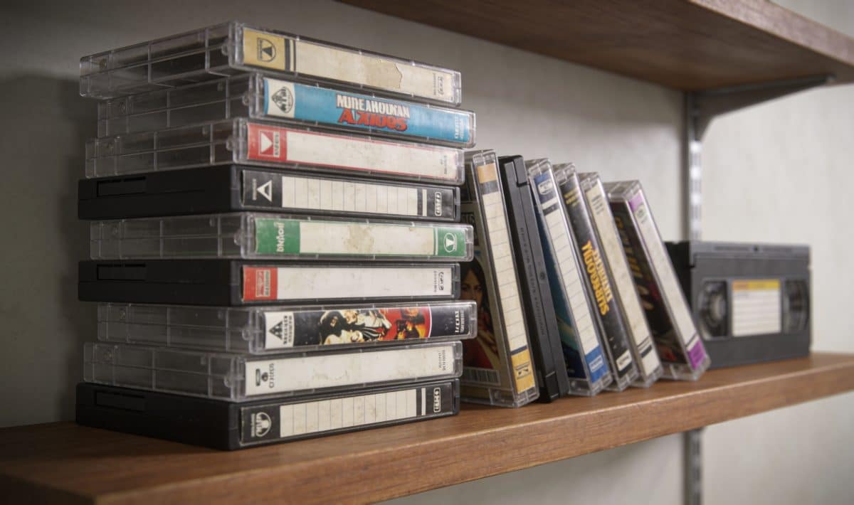 Vieille collection de cassettes vhs empilees sur etagere
