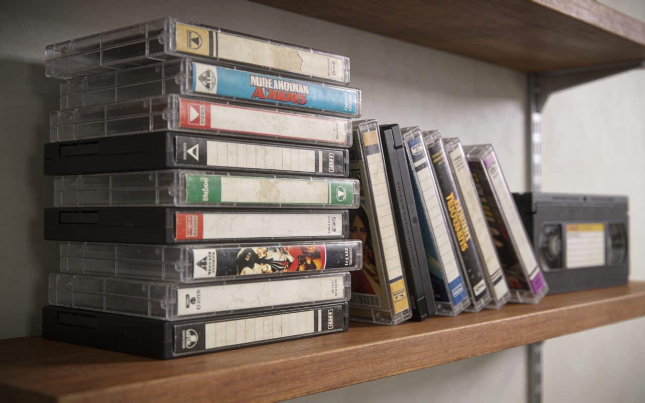 Vieille collection de cassettes vhs empilees sur etagere