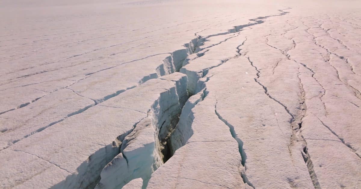 Vue aerienne dune immense calotte glaciaire fissuree