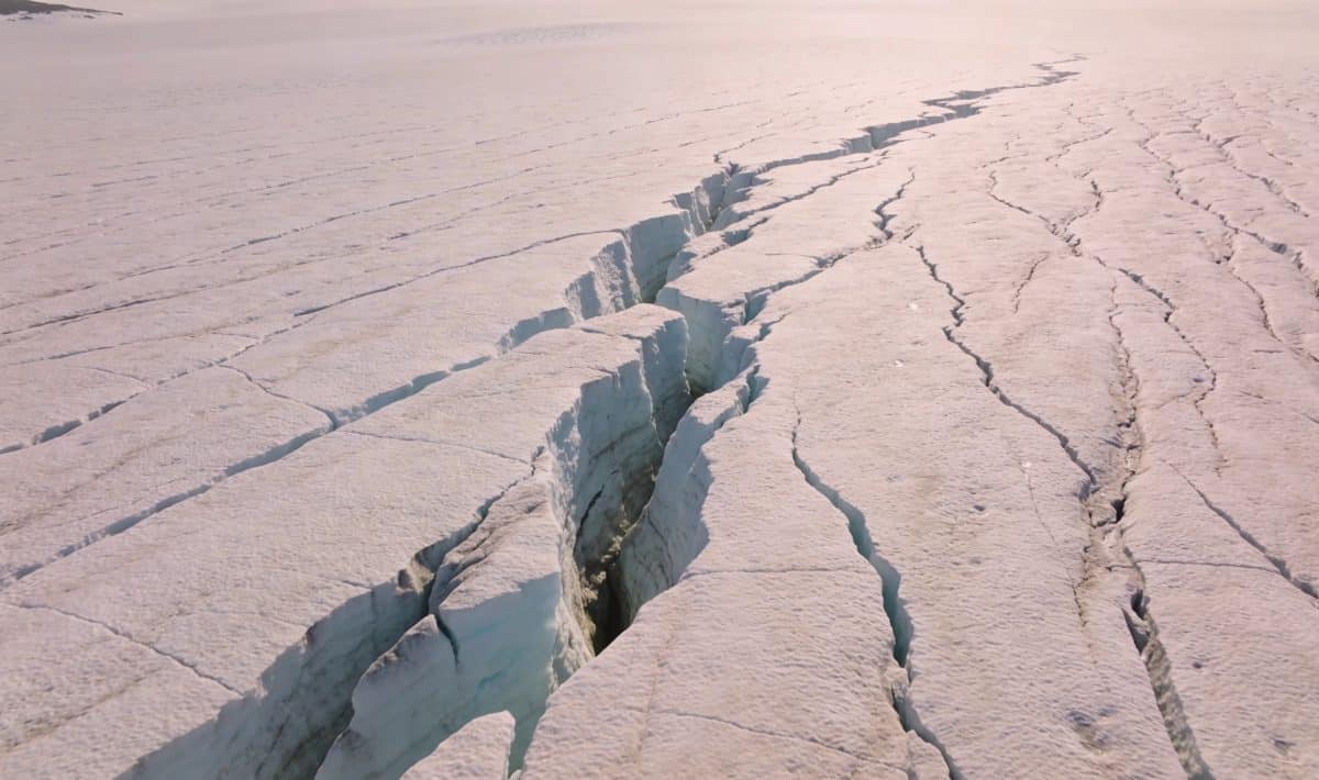 Vue aerienne dune immense calotte glaciaire fissuree