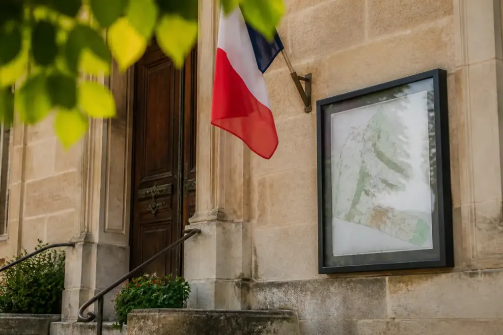 Facade de mairie avec tablette affichant une carte communale